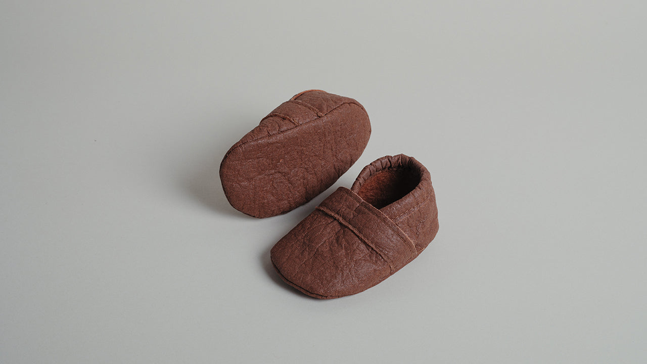 Flexible, umweltfreundliche Sohle der Krabbelschuhe in Zimtbraun aus Piñatex.