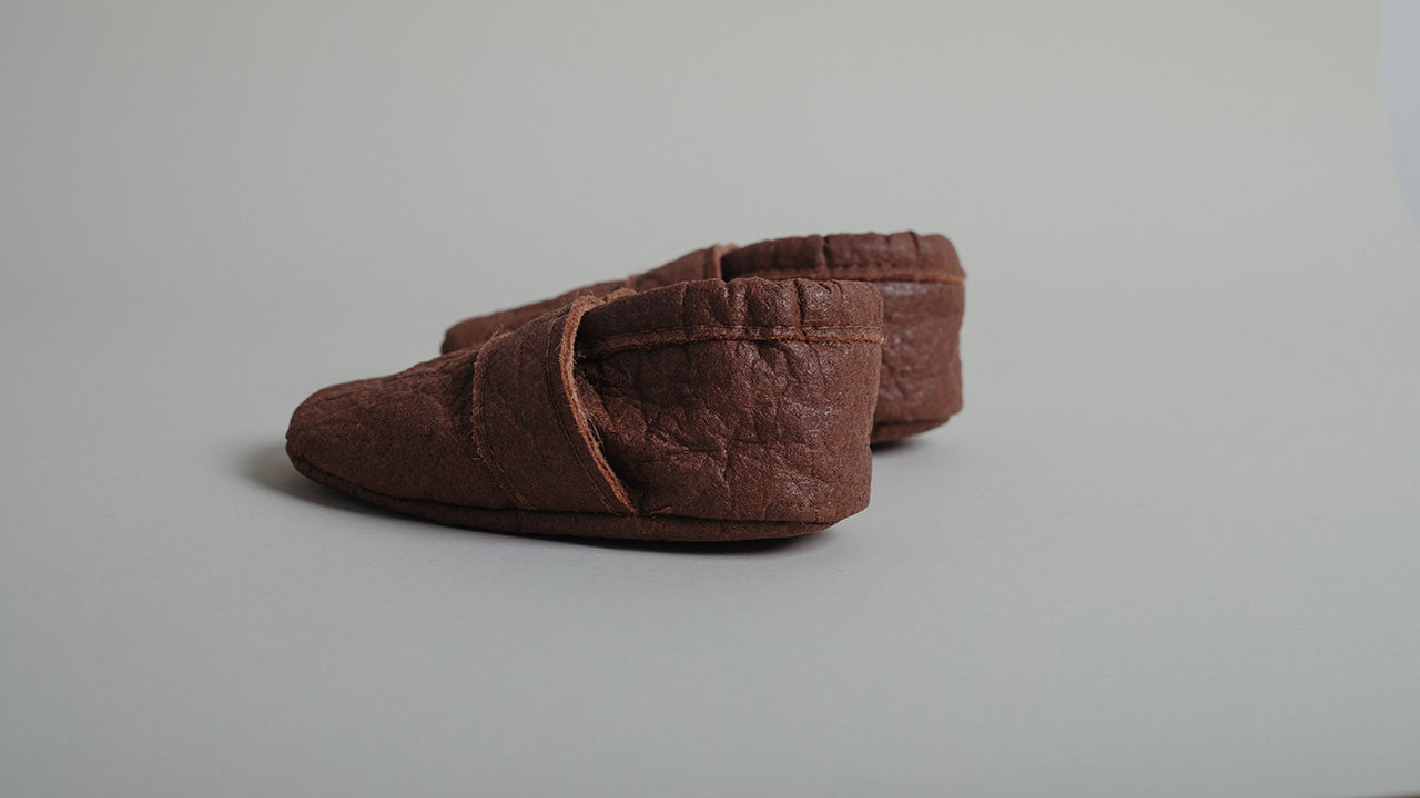 Zeitloses Design: Krabbelschuhe in Zimtbraun aus Piñatex - stilvoll und nachhaltig.