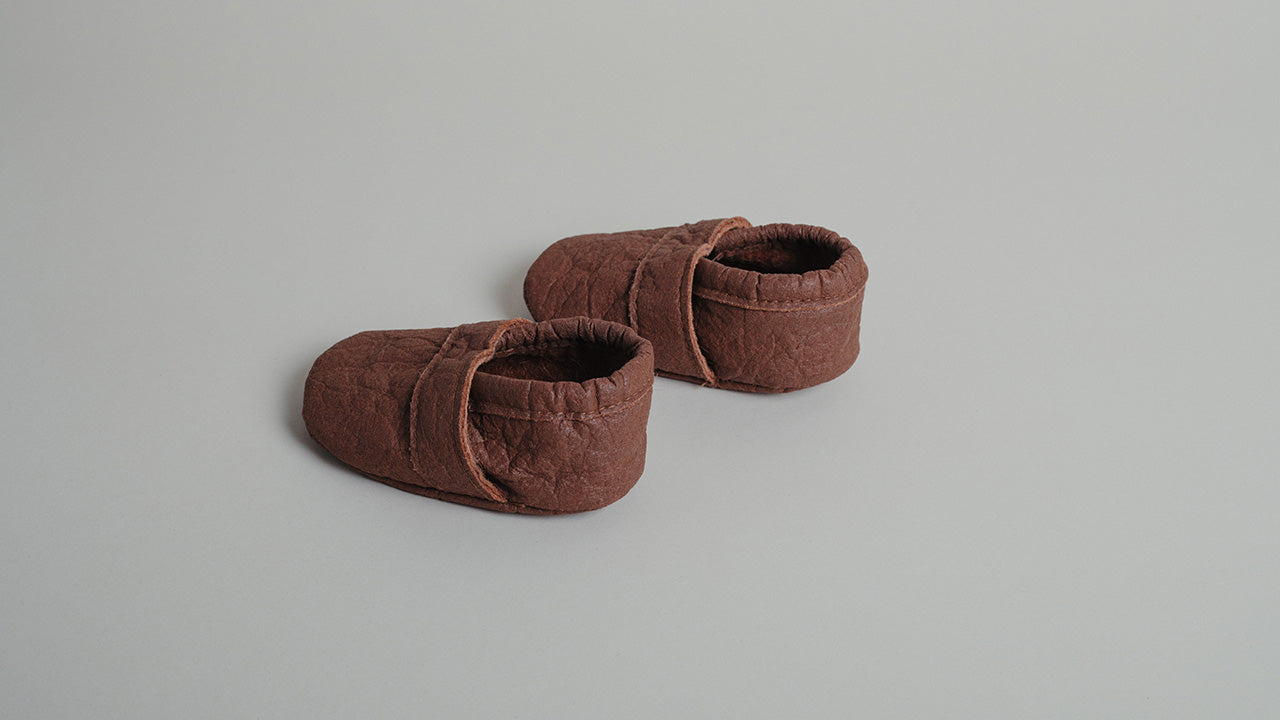 Komfortabler Verschluss: Krabbelschuhe in Zimtbraun aus Piñatex - bequem und leicht anzuziehen.