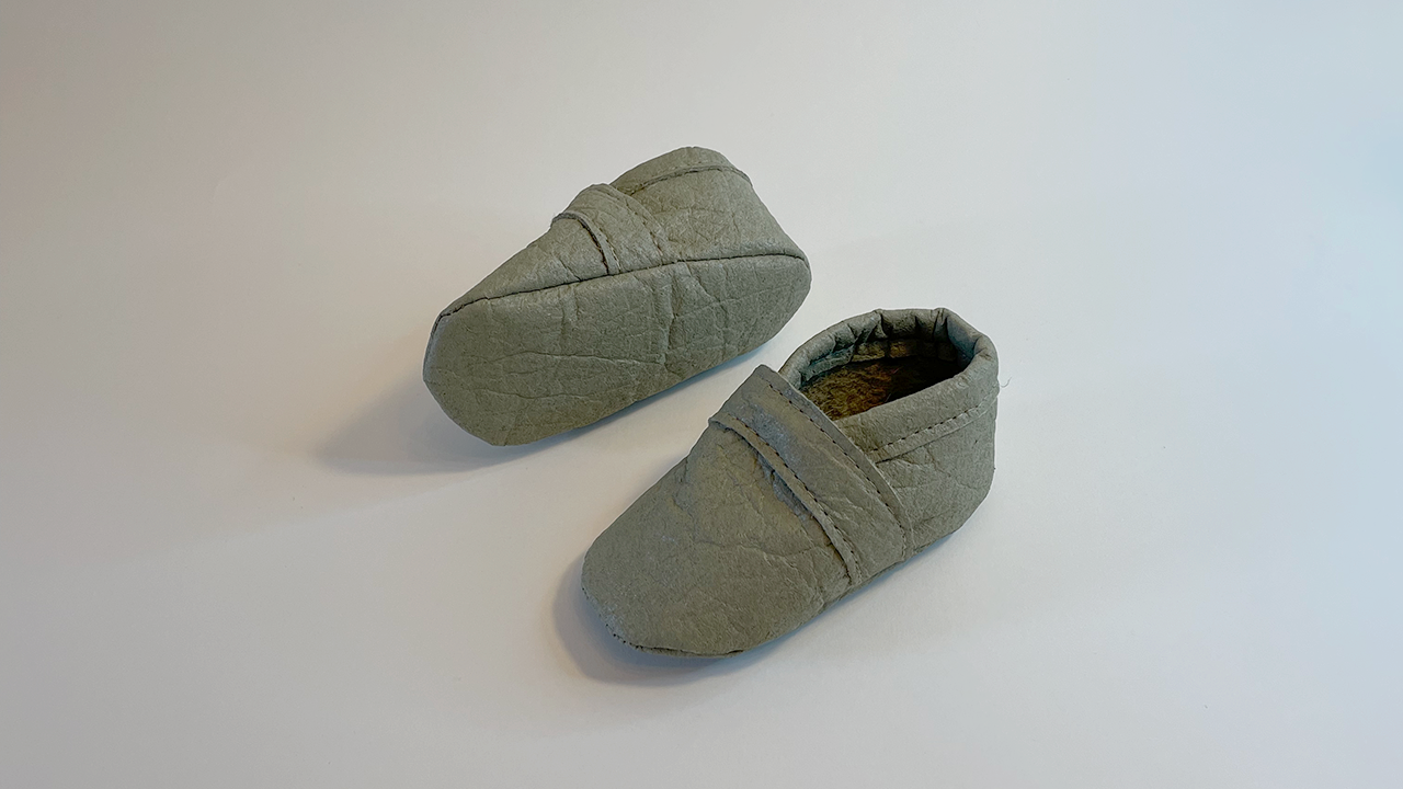 Flexible Sohle der Krabbelschuhe in Salbeigrün aus Piñatex