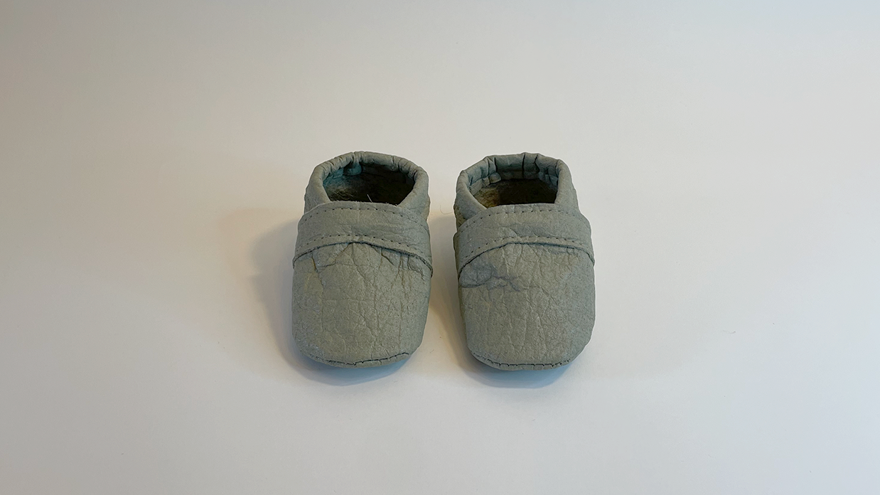 Stilvolle Krabbelschuhe in Salbeigrün aus Piñatex - perfekt für kleine Entdecker.