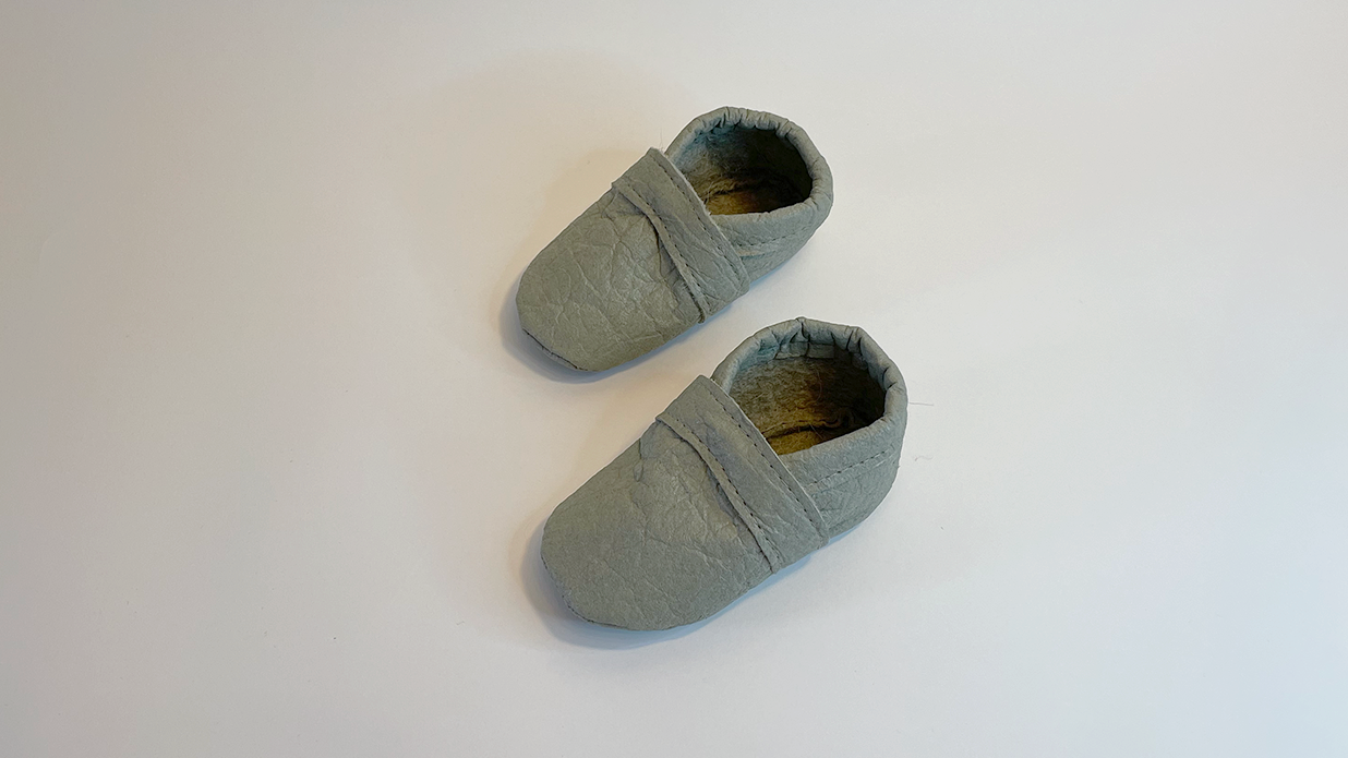 Zeitloses Design: Krabbelschuhe in Salbeigrün aus Piñatex - stilvoll und nachhaltig.