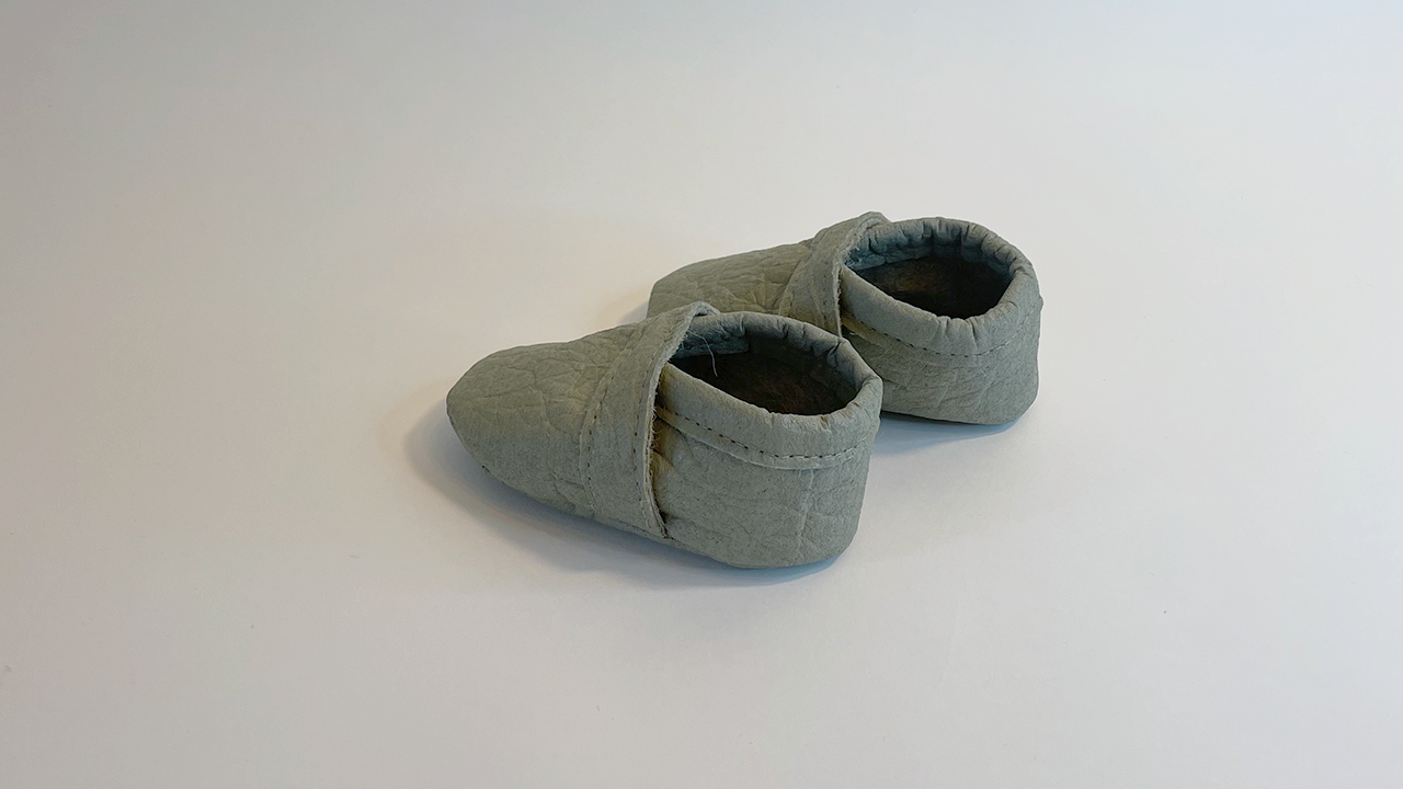 Komfortabler Verschluss: Krabbelschuhe in Salbeigrün aus Piñatex - bequem und leicht anzuziehen.