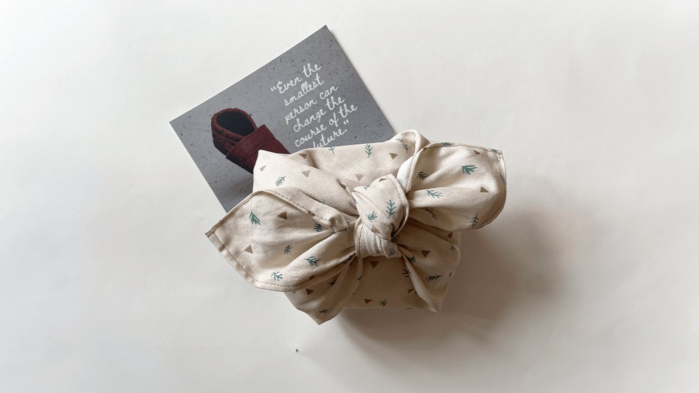 Geschenkset: Krabbelschuhe + Furoshiki