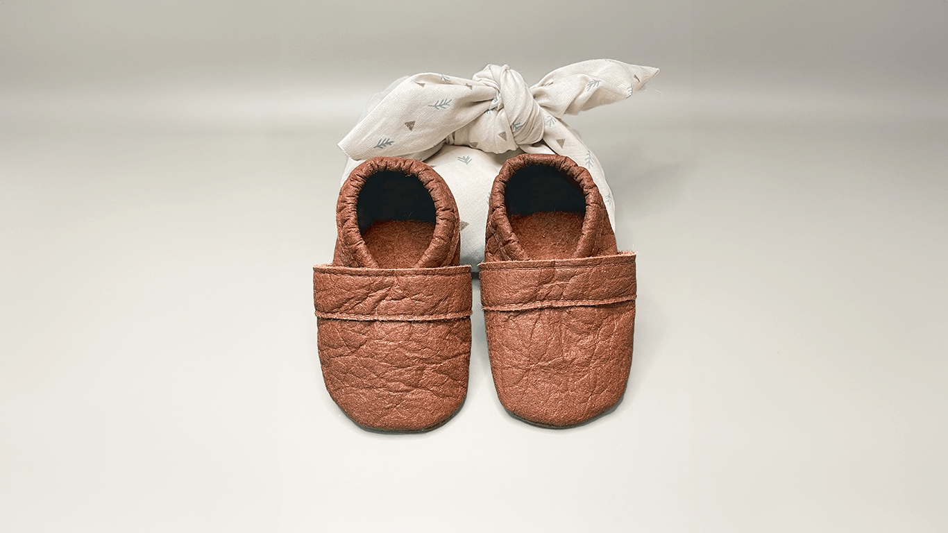 Geschenkset: Krabbelschuhe + Furoshiki