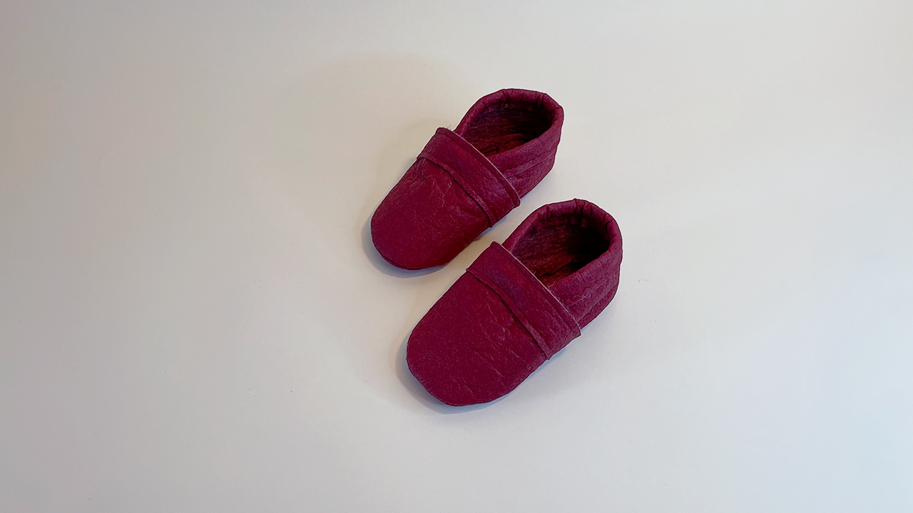 Stilvolle Krabbelschuhe in Rot aus Piñatex - perfekt für kleine Entdecker.