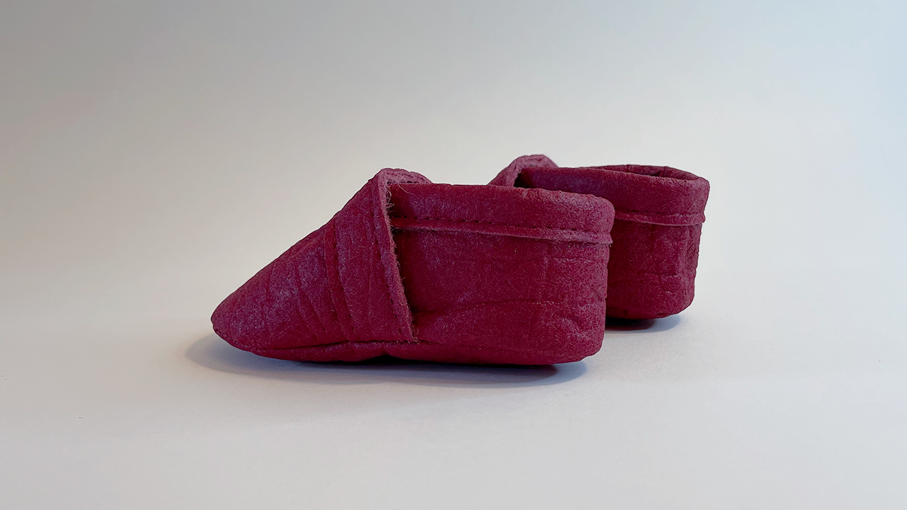 Komfortabler Verschluss: Krabbelschuhe in Rot aus Piñatex - bequem und leicht anzuziehen.