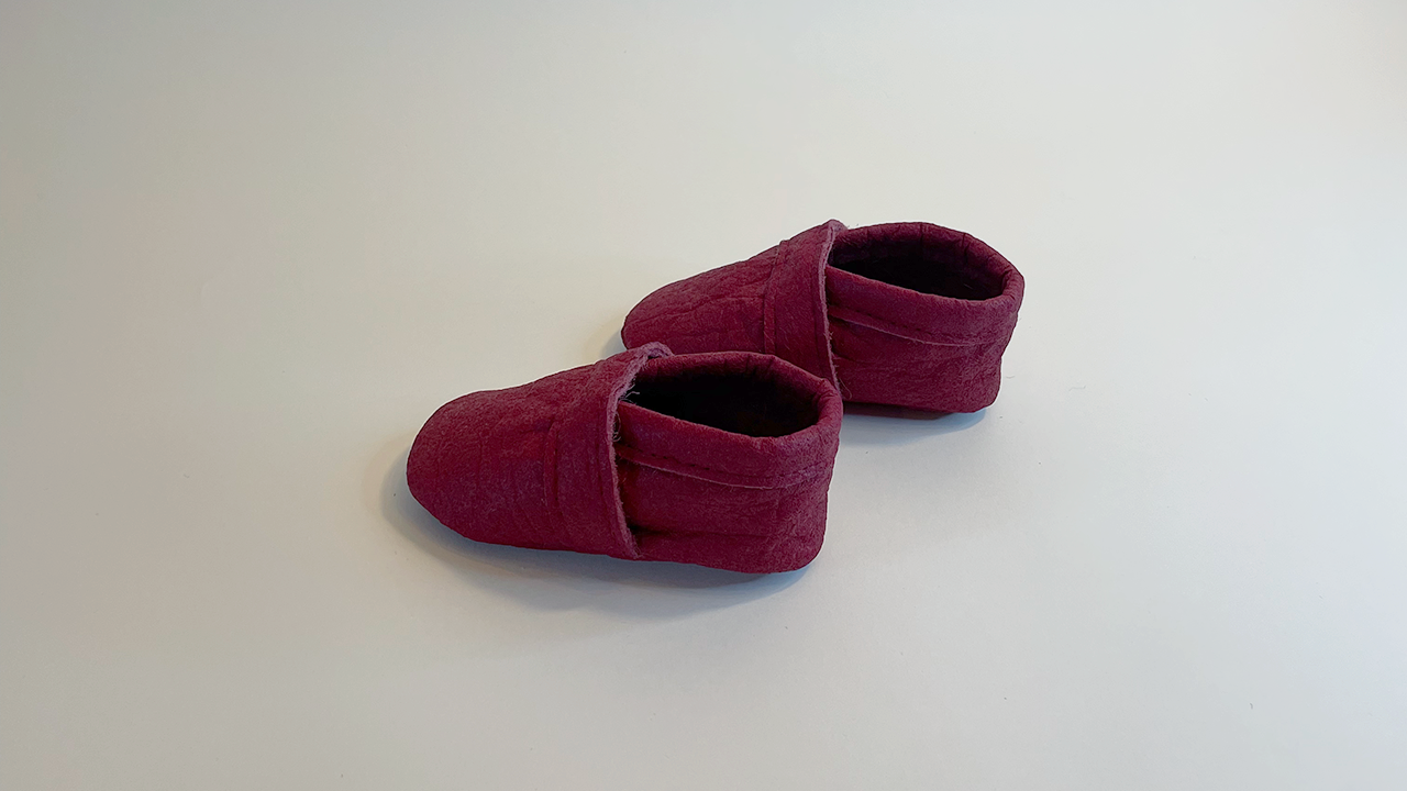 Zeitloses Design: Krabbelschuhe in Rot aus Piñatex - stilvoll und nachhaltig.