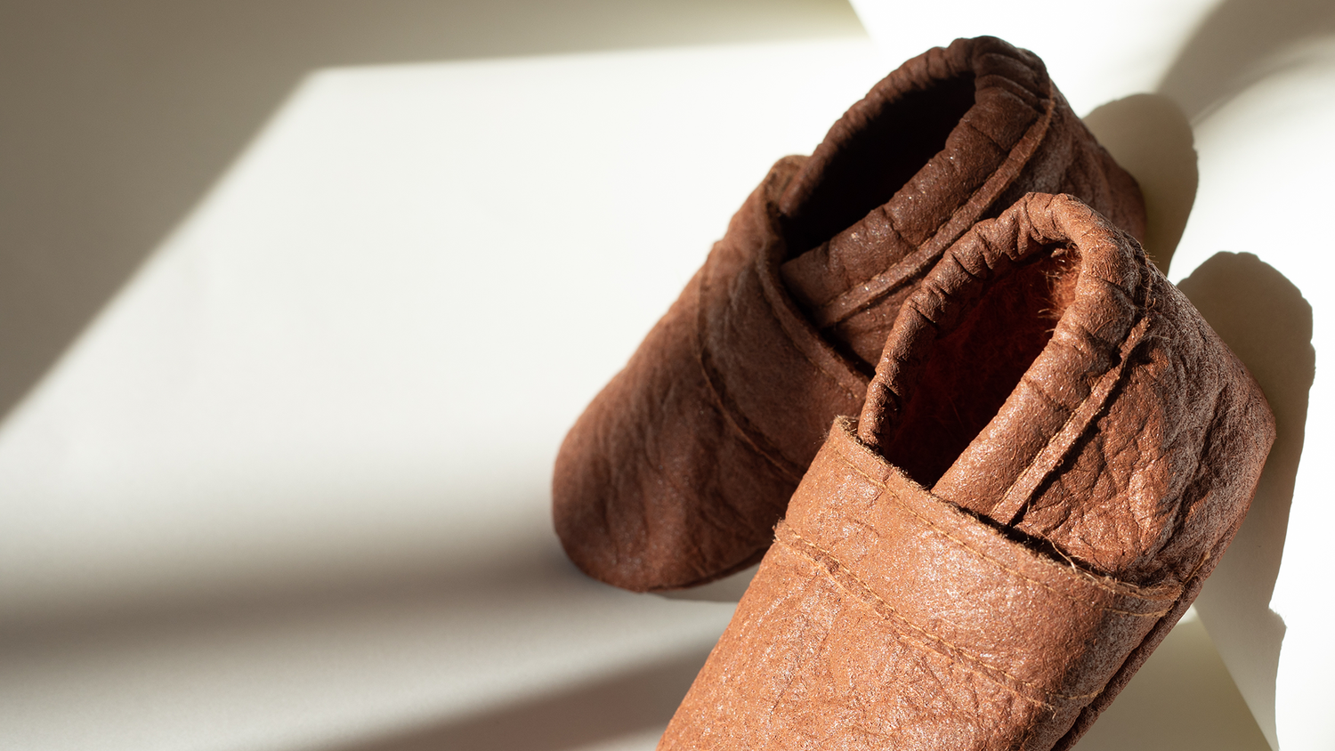 Unsere veganen Krabbelschuhe werden aus Piñatex